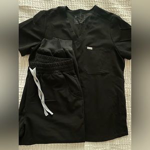 FIGS Black Scrub Set